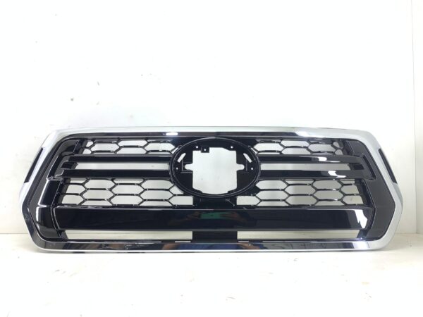 GRADE DIANT. TOYOTA HILUX 19/20 PRETA COM FRISO CROMADO