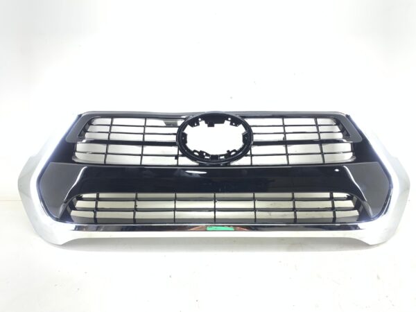 GRADE DIANT. TOYOTA HILUX 2021/ PRETA C/ FRISO CROMADO